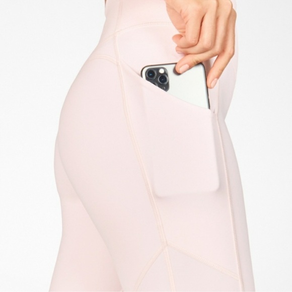 Mila High-Waisted pocket capri - Picture 3 of 5